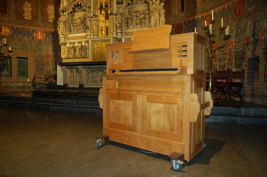 Ons kistorgel in het koor van de Laurentiuskerk in Dongen, het kistorgel is te huur!