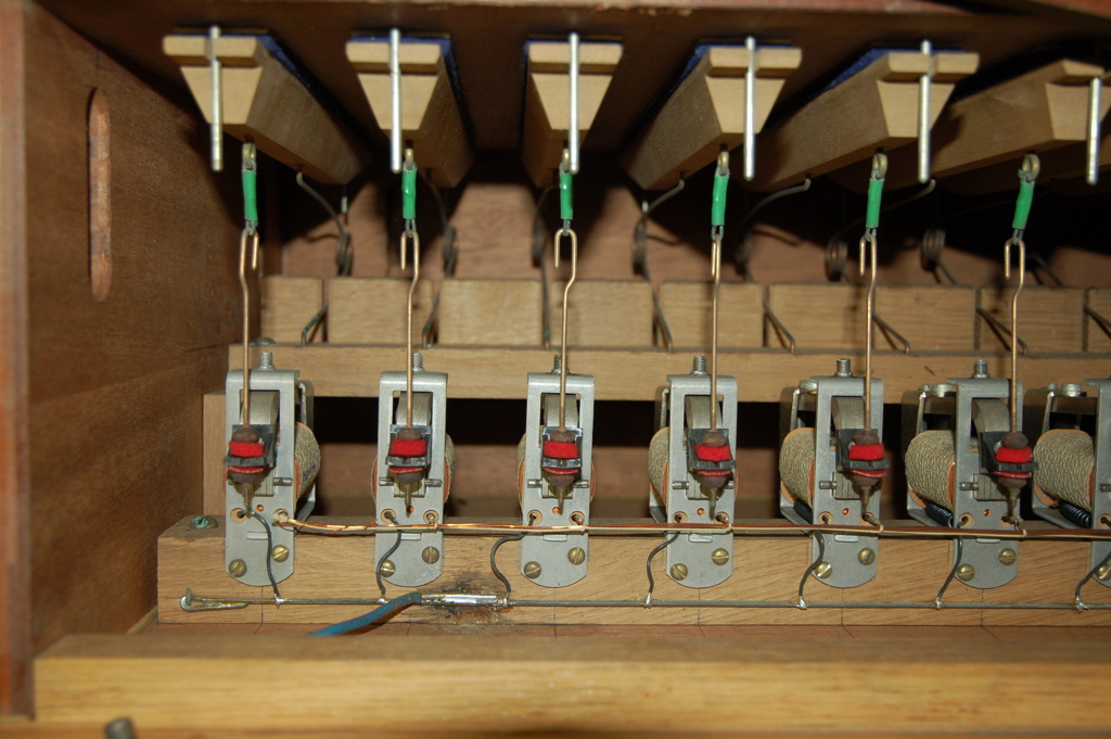 De door Pels later direct elektrisch gemaakte sleepladen van het 'Alverna-orgel' waarop ik een optie heb