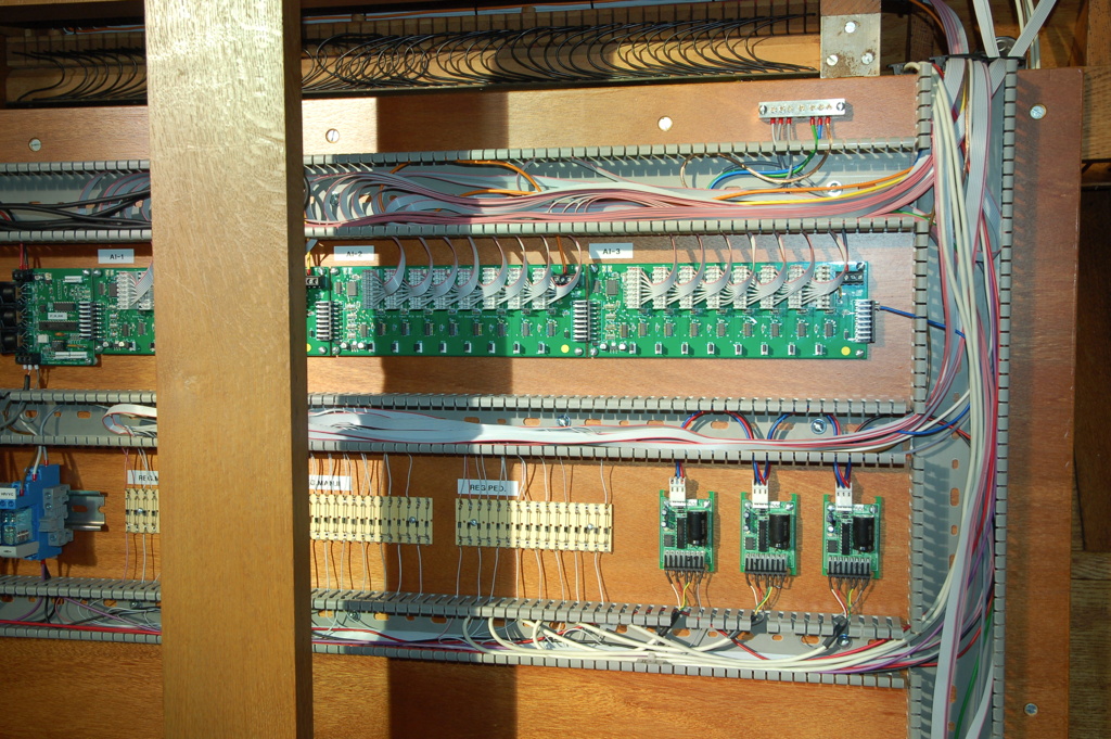 De conventionele elektrische schakelingen in dit elektropneumatische orgel zijn vervangen door digitale elektronica