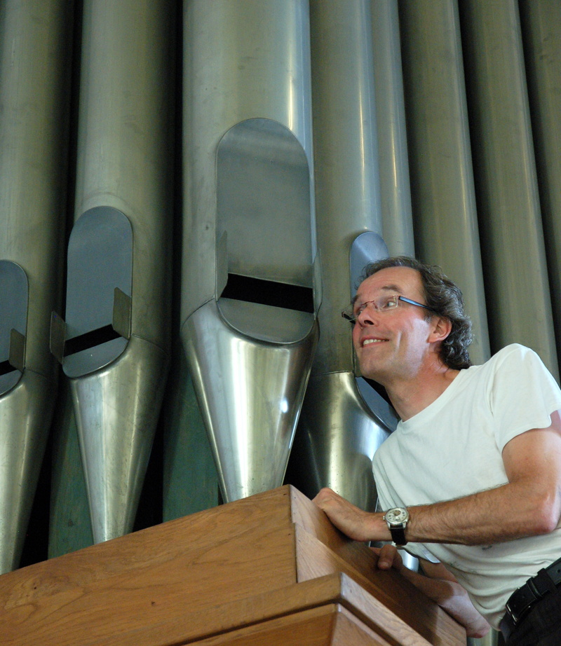 Rens Swart bij de grootste pijp van de Conterbas 16' in OLV ter Sneeuw