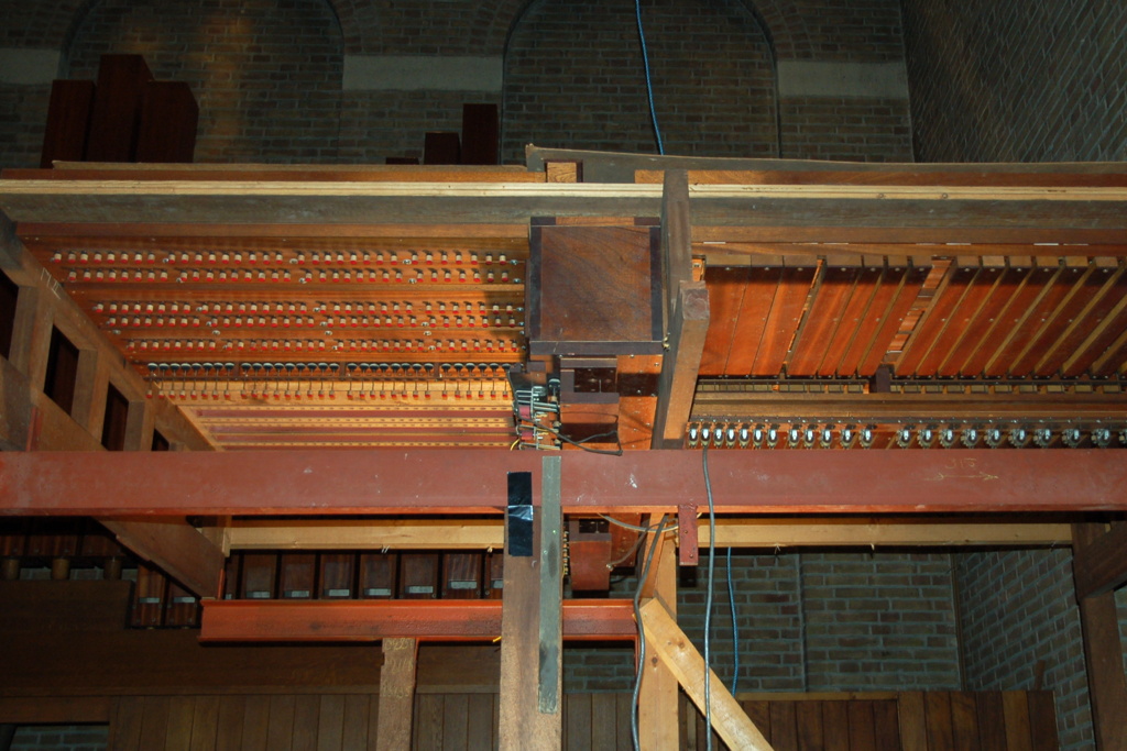 Een naakte kegellade van Vermeulen: rechts zie je nog de membraanlatten en de elektromagneten van de relais, links zijn deze in demontage.