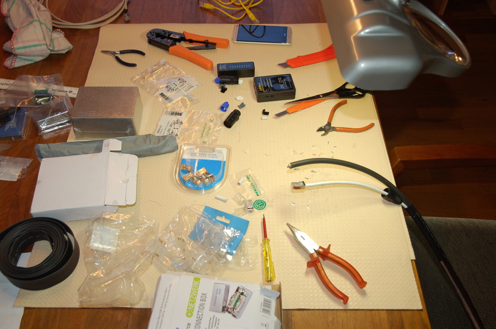 Maken van de speeltafelkabel met netwerkkabel en bijbehorend gereedschap