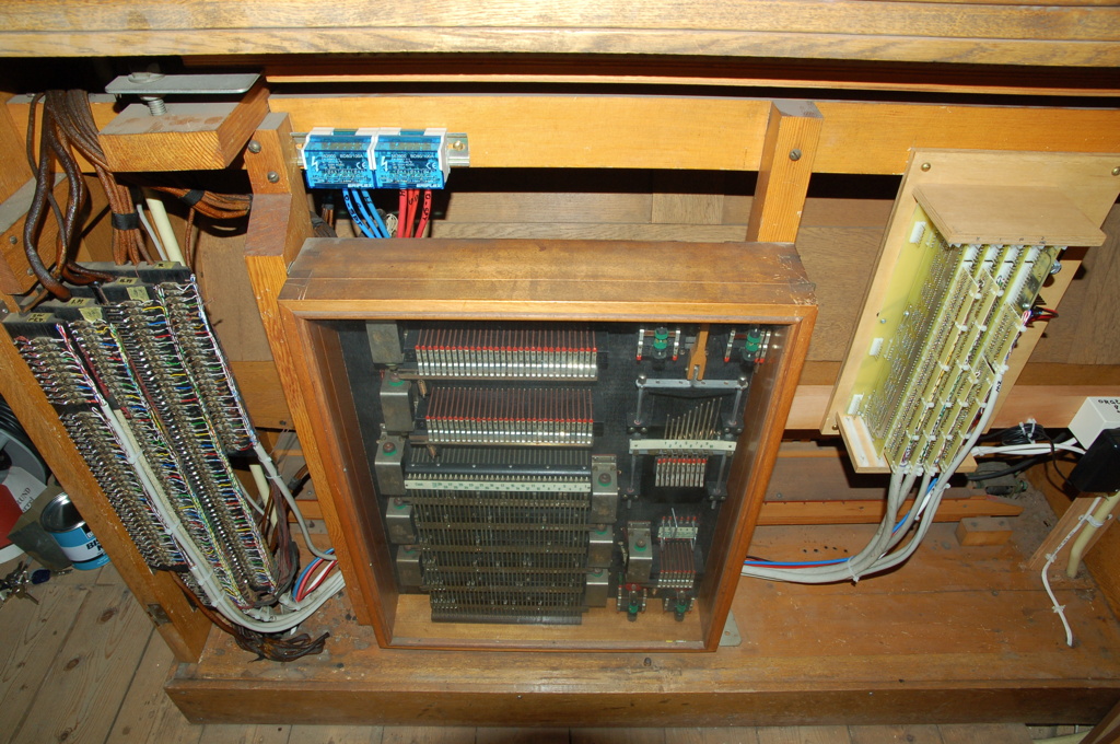 Het interieur van de oude speeltafel uit 1940 met de nieuwe elektronica voor de aansturing vanaf de tweede speeltafel beneden