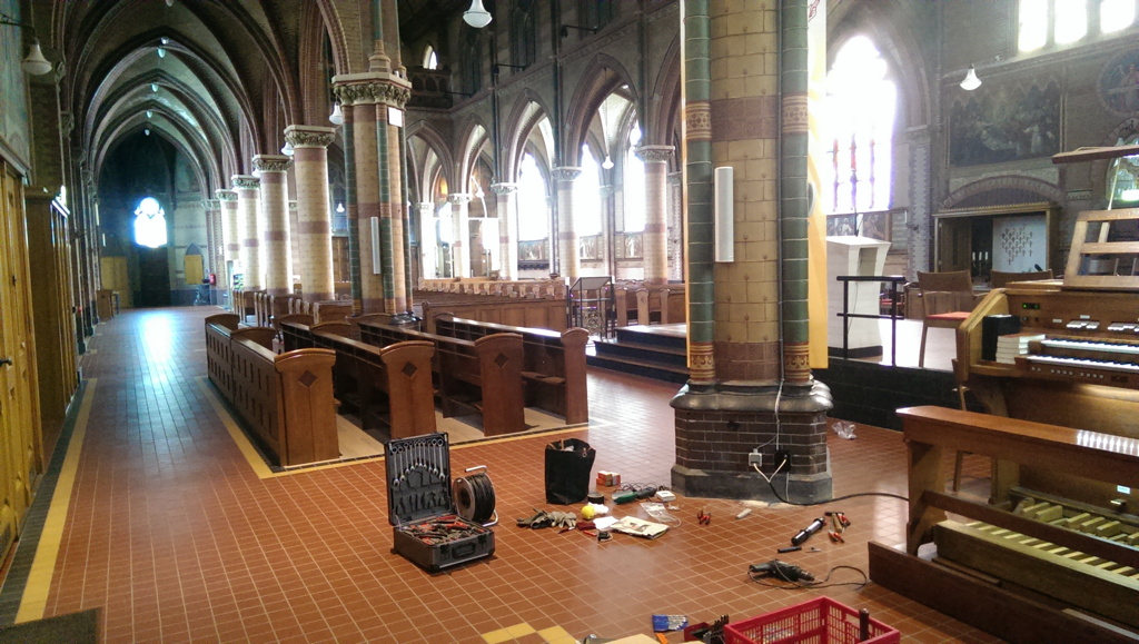 Het stopcontact is netjes aangelegd op de voet van de pilaar, in een aluminium behuizing die ik heb zwart gespoten